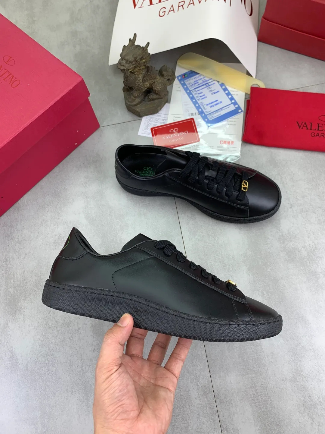 Men's men's shoes 💰P520 New style 💰 Top version Valentino Valentino 25/ Royco series Cherry 🍒Couple style Casual sneakers White shoes Original purchase and development Production Classic and timeless low-top sneakers outline a lazy silhouette, supplemented by low-key and restrained brand details, evolved into a must-have item in the wardrobe, comfortable and versatile!  ✔️Fabric: Original customized first-layer cowhide ✔️Inner lining: Imported breathable sheep lining ✔️Sole: Original molded anti-slip rubber material ✔️Size: 38-45